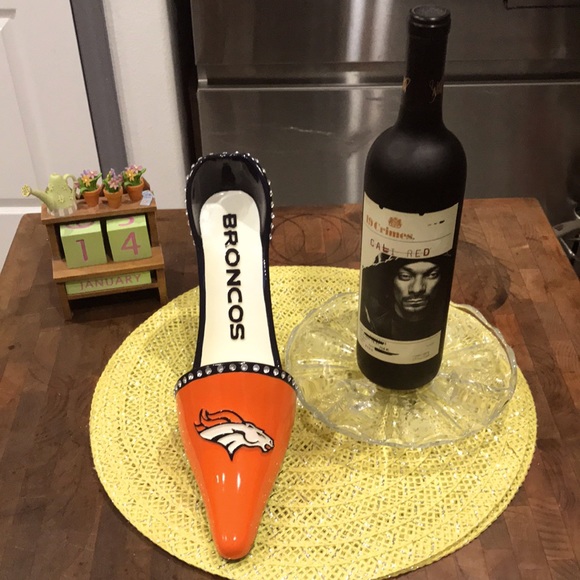 Bronco Logo, Orange w/Black & Rhinestone Trim High Heel 👠 Wine Bottle Holder - Picture 1 of 10